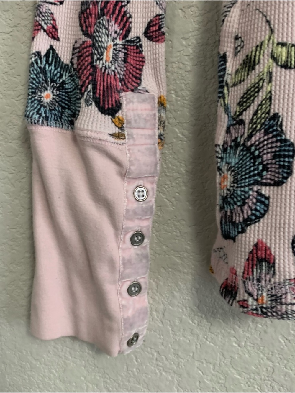 Sundance Tee Top Women M Floral Thermal Waffle Velvet Button Cuff Trim Boho Pink - Picture 12 of 16